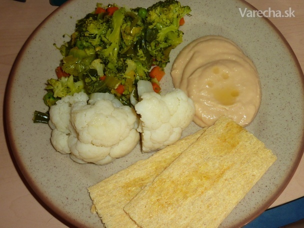 Zelenina s kukuričnými plátkami a hummus