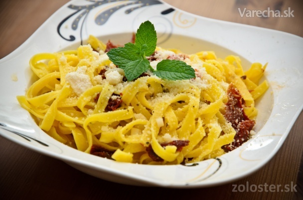 Tagliatelle aglio olio so sušenými paradajkami a parmezánom