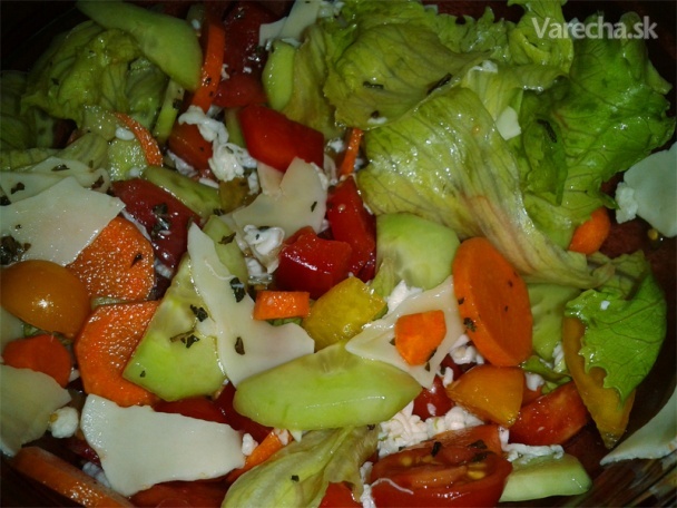 Zeleninový šalát so syrom, physalis a bielkami