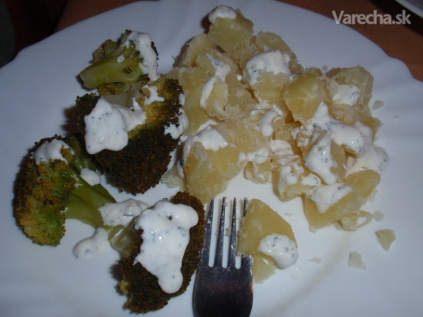 Brokolica na pare, zemiaky s cesnakovou zálievkou