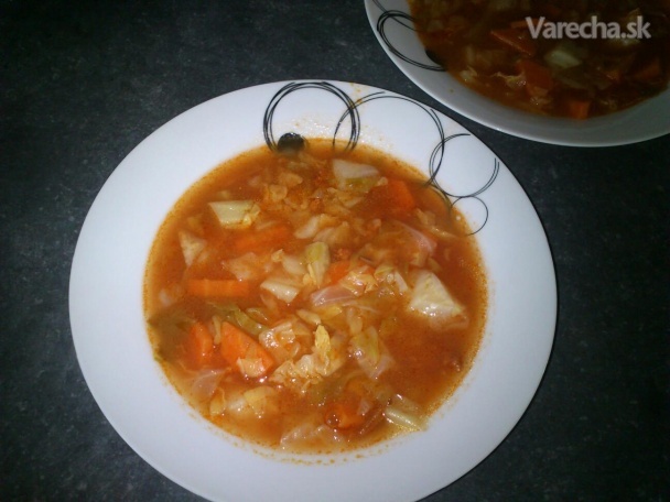 Kapustová polievka s paradajkovým pretlakom a klobáskou