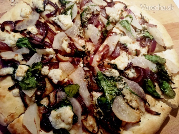Hrušková pizza so syrom s modrou plesňou (fotorecept)