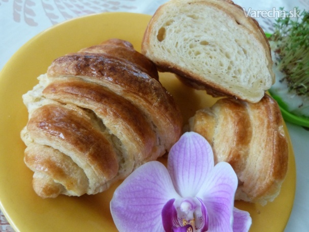 Klasický francúzsky croissant (fotorecept)