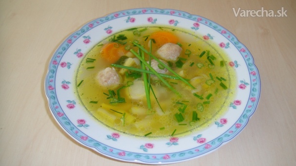 Zeleninová letná polievka s drožďovými guličkami (fotorecept)