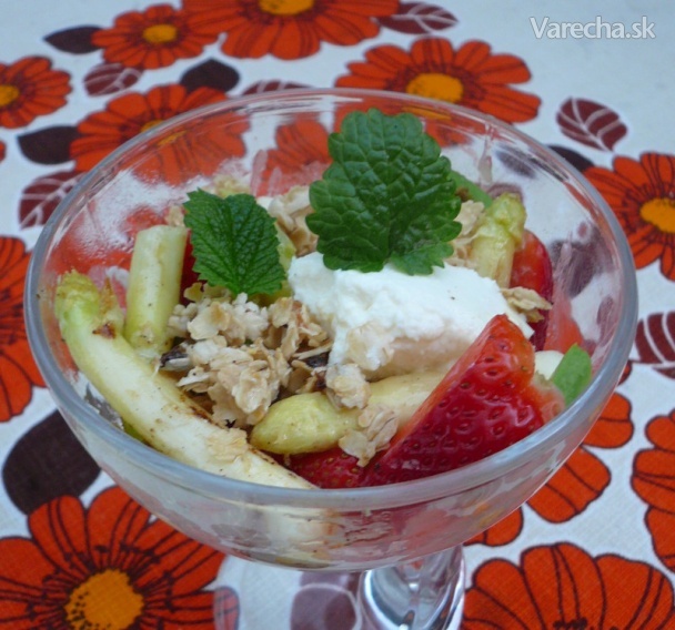 Špargľový dezert s vanilkovou ricottou, jahodami a avokádom