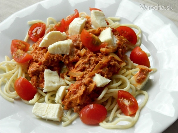 Recept - Špagety s tuniakovou omáčkou a mozzarellou