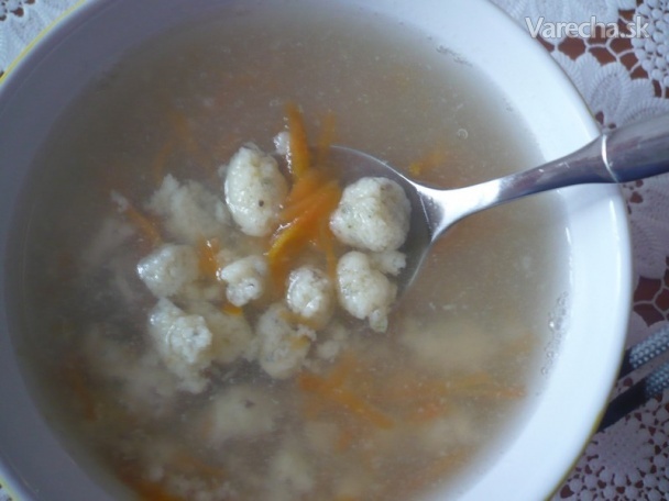 Jemná mrkvová polievka s haluštičkami