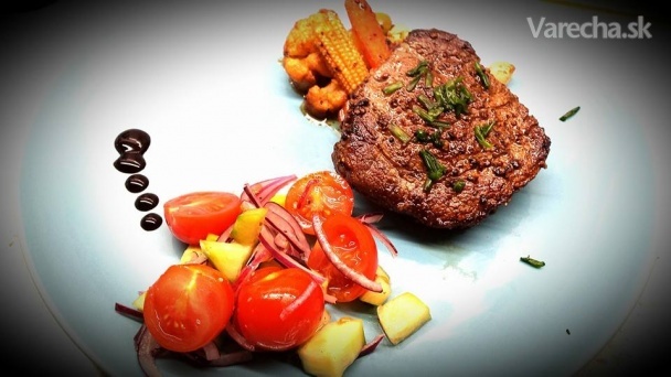 Steak z hovädzej sviečkovej s grilovanou sezónou zeleninkou a ľahkým šalátikom