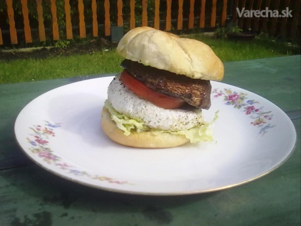 Vegetariansky burger so zrejúcim syrom a portobello 