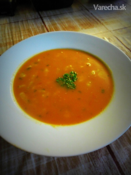Pikantná paradajková polievka s bylinkovými haluškami 