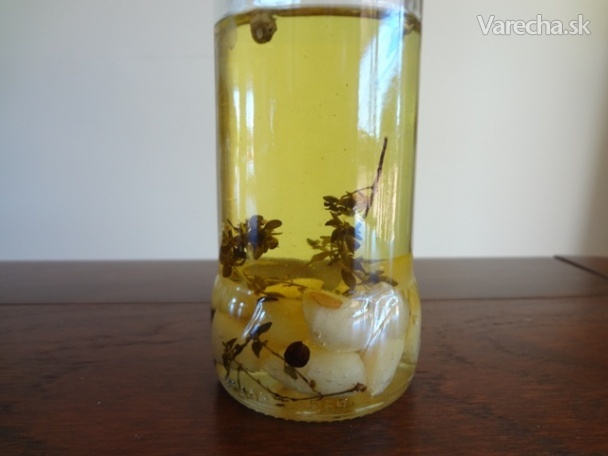 Bylinkový olej s cesnakom a tymiánom (fotorecept)