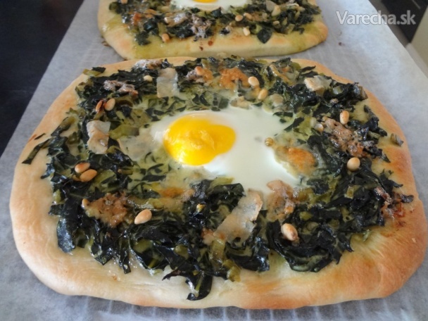 Špenátová pizza s vajíčkom (fotorecept)