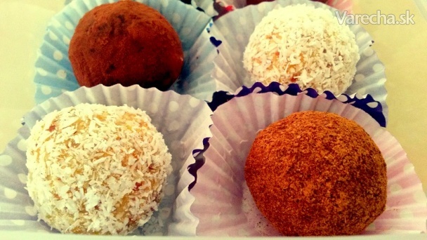 RAW marhuľovo-mandľovo-kokosové guľôčky