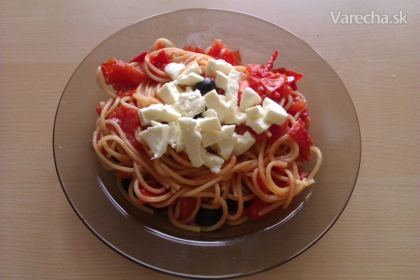 Špagety s olivami, paradajkami a mozzarellou