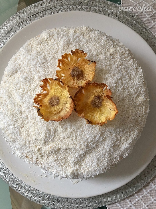 Kokosovo-ananásová torta s ananásovými kvetmi