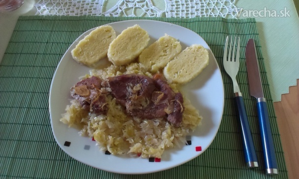 Pečená krkovička s kapustou a zemiakovým knedlíkom