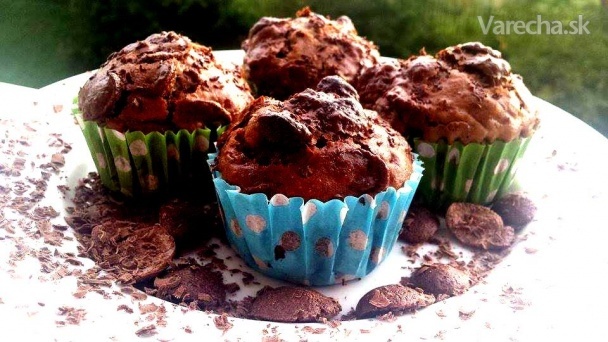 Kakaové muffiny plnené čokoládovými mušličkami 