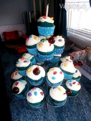 Muffinová torta pre synčeka najlepšej kamarátky na jeho prvé narodeniny 