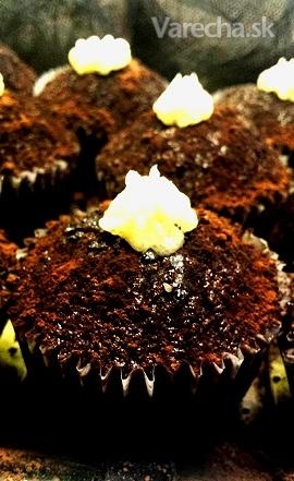 Kakaové muffinky s kúskami mliečnej a horkej čokolády