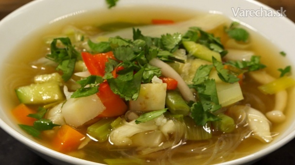 Zeleninová polievka so sklenými rezancami (videorecept)