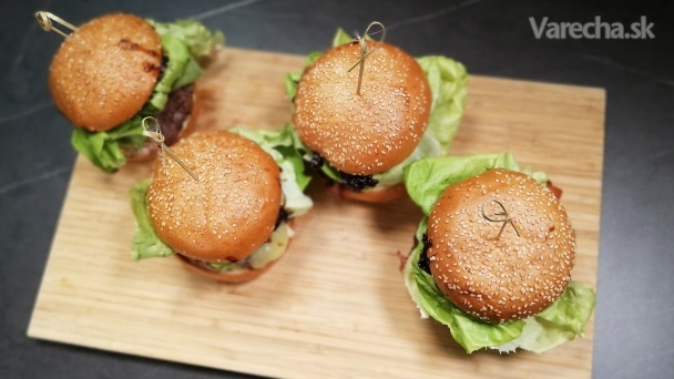 Domáci hamburger s cibuľovým džemom (videorecept)