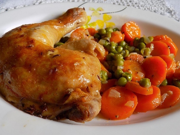 Kuře pečené na talíři s dušenou mrkví a hráškem