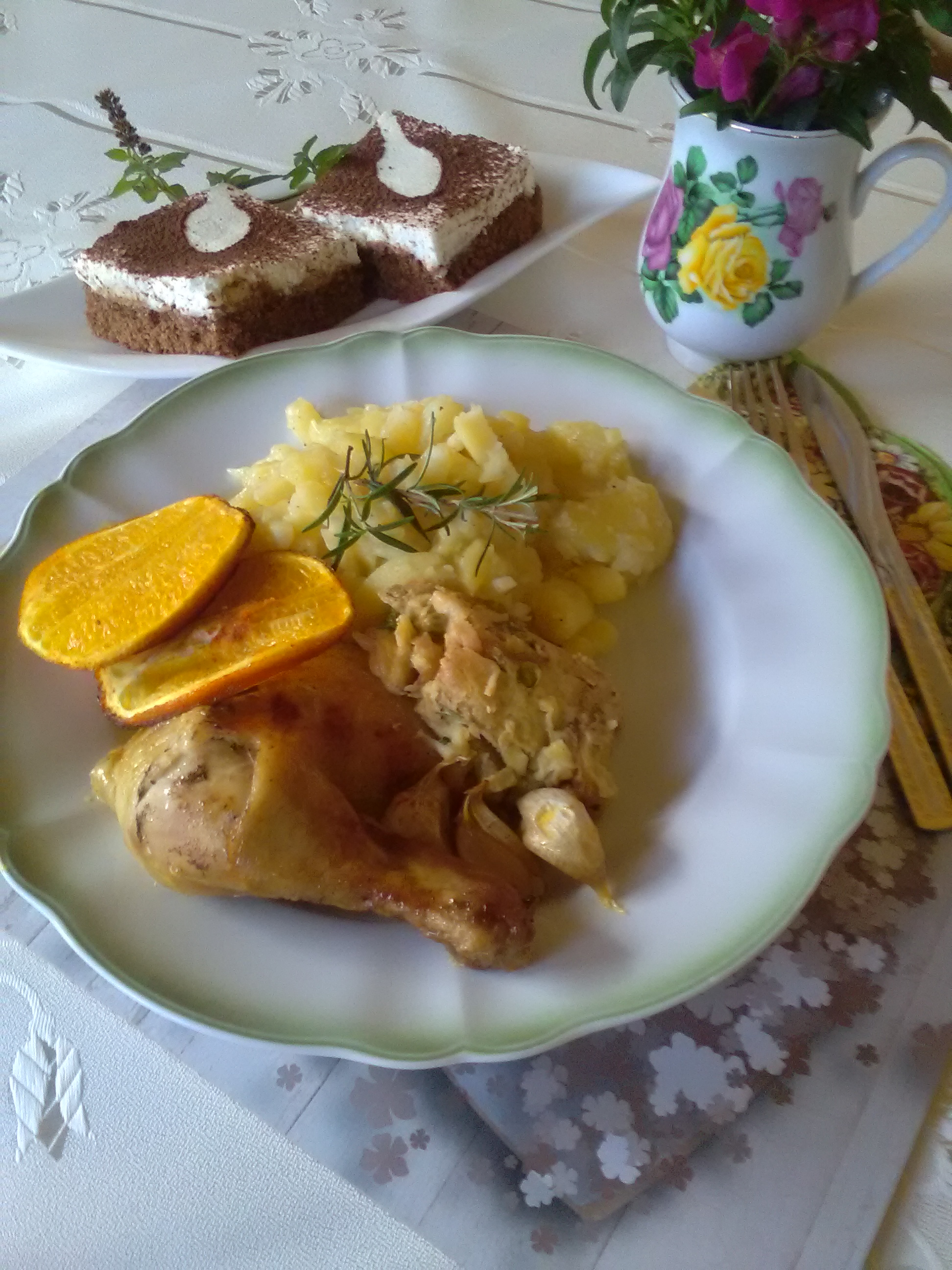 Kurča pečené s pomarančom a zemiakovo-cibuľový šalát s marinádou (fotorecept)