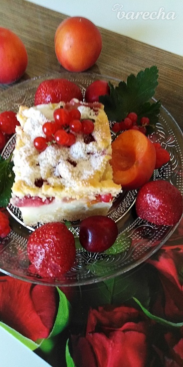 Strúhaný koláč s pudingom a ovocím (fotorecept)