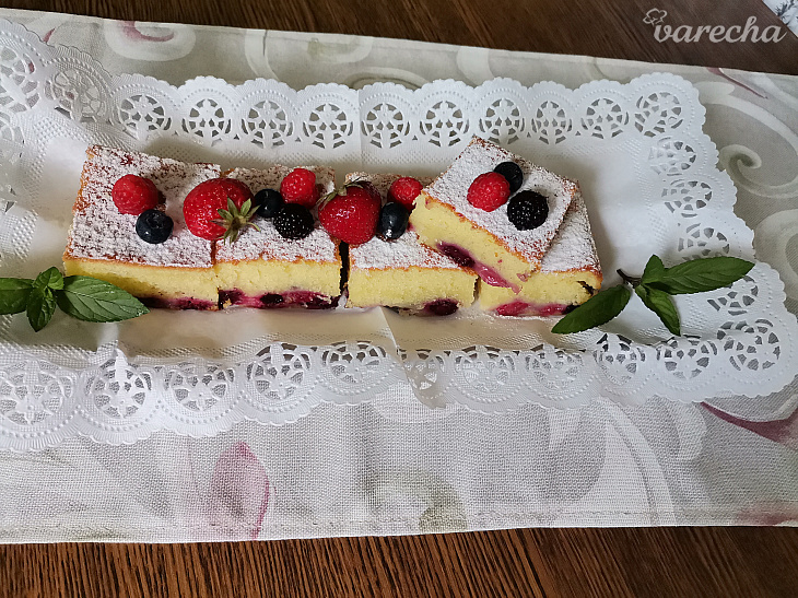 Hrnčekový koláč s tvarohom a ovocím (fotorecept)
