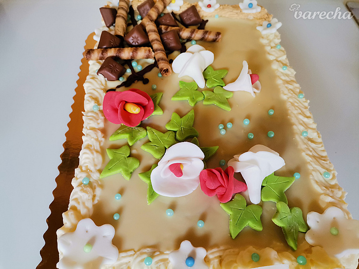 Narodeninová torta so švajčiarskym maslovým krémom a bielou čokoládou (fotorecept) 