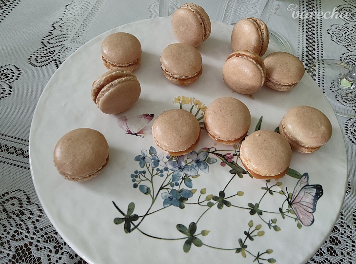 Jednoduché makrónky so slaným karamelom (fotorecept)