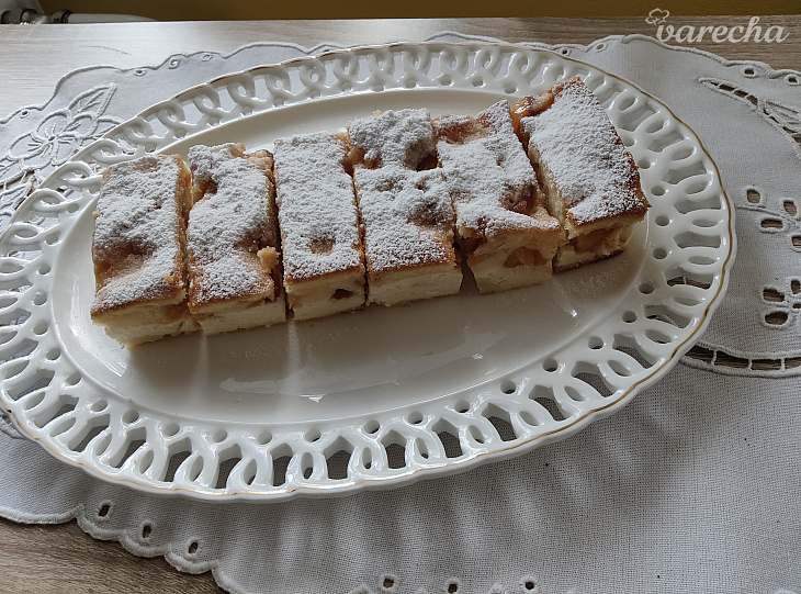 Hrnčekový koláč s kyslou smotanou a ovocím