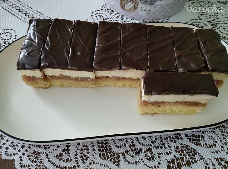Obrátený jablkový zákusok
