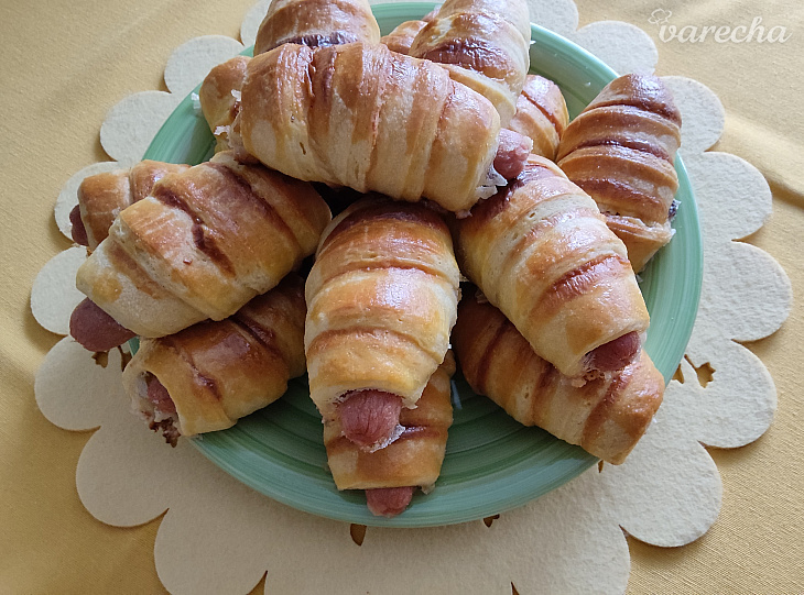 Kysnuté rožky s nivou a párkami (fotorecept)
