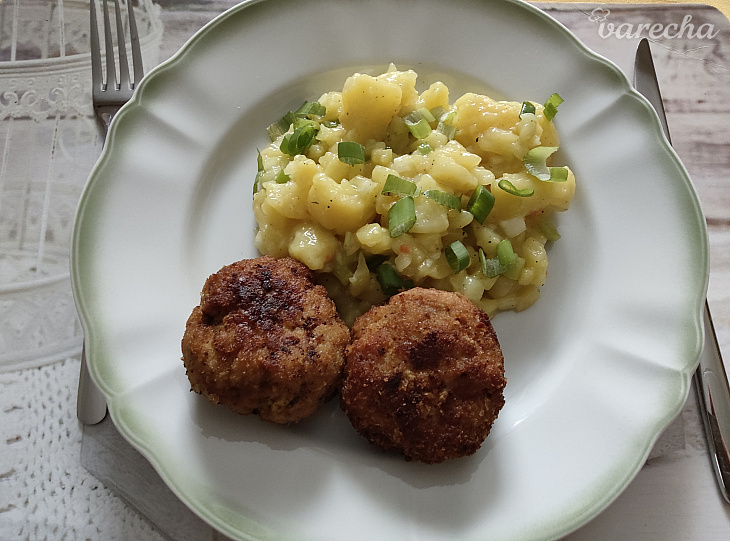 Fašírky so zemiakovo-cibuľovým šalátom (fotorecept)