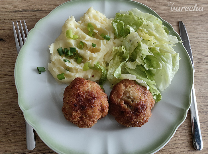 Fašírky so zemiakovou kašou a zeleninovým...