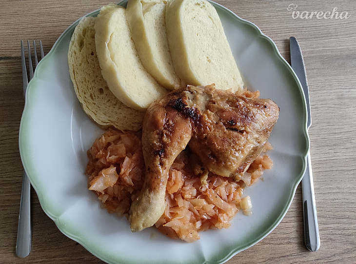 Zapekané kuracie stehná s paradajkovou kapustou