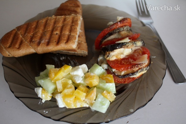 Baklažán zapekaný s paradajkami a syrom, ľahký šalátik (fotorecept)