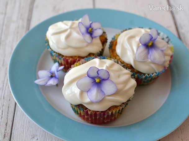 Bezlepkové jarné cupcakes s fialkami (fotorecept)