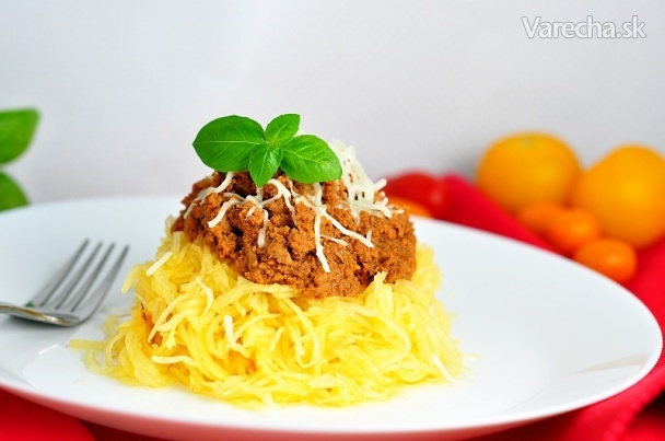Fit tekvicové „špagety“ s mletým morčacím mäsom v paradajkovej omáčke (videorecept)