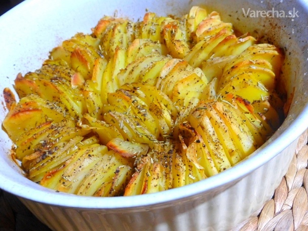 Recept - Křupavý bramborový koláč s cibulí a rozmarýnem 
