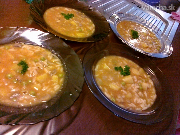 Šampiňónová zapražená polievka z cestovinou, hráškom a zemiakmi klasická