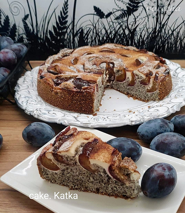 Hrnčekový makovec s tvarohom a slivkami (fotorecept)