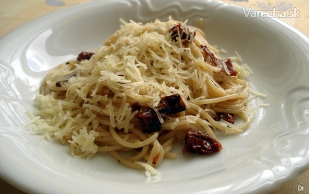 Špagety so sušenými paradajkami a cesnakom