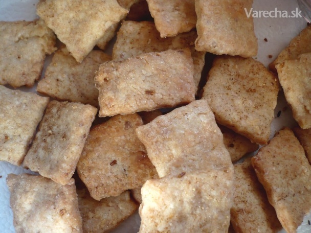 Celozrnné krekry s údeným tofu