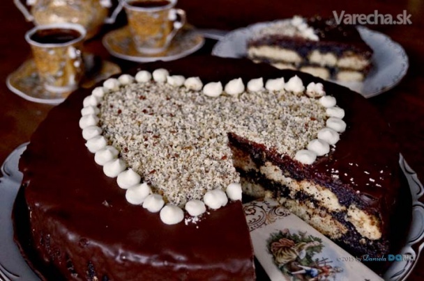 Valentínska nepečená maková torta s orechami a ľanovými semienkami 