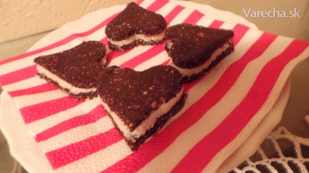Valentínske nepečené, zdravé „OREO“ sušienky bez cukru