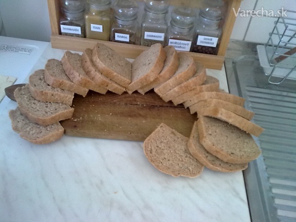 Špaldovo-celozrnný chlieb so semienkami