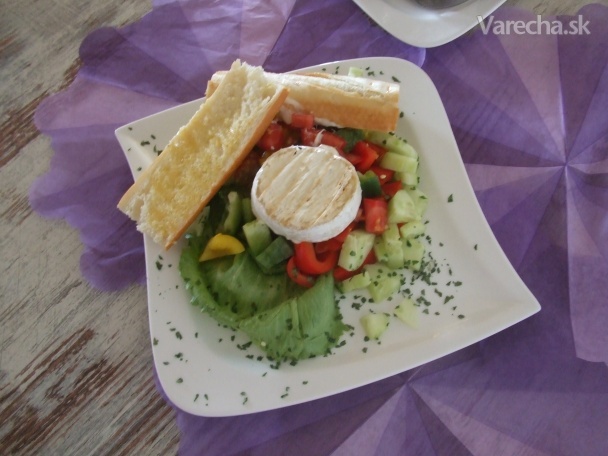 Grilovaný Hermelín se zeleninovým salátem