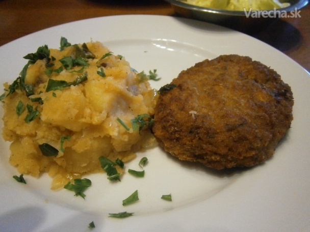 Fašírky so smotanou a šťuchanými zemiakmi s mladou cibuľkou (fotorecept)